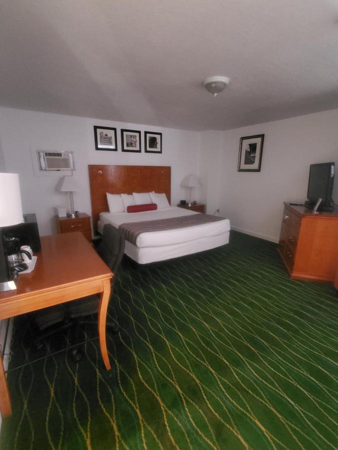Bayview Lakefront Inn 세인트이그나스 외부 사진