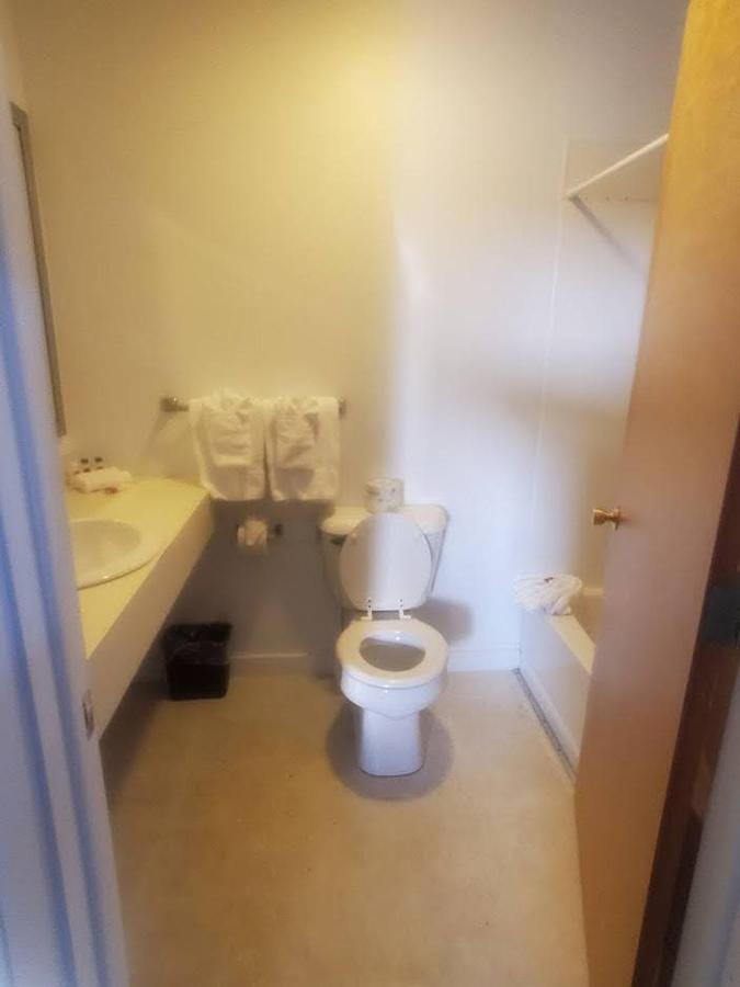 Bayview Lakefront Inn 세인트이그나스 외부 사진