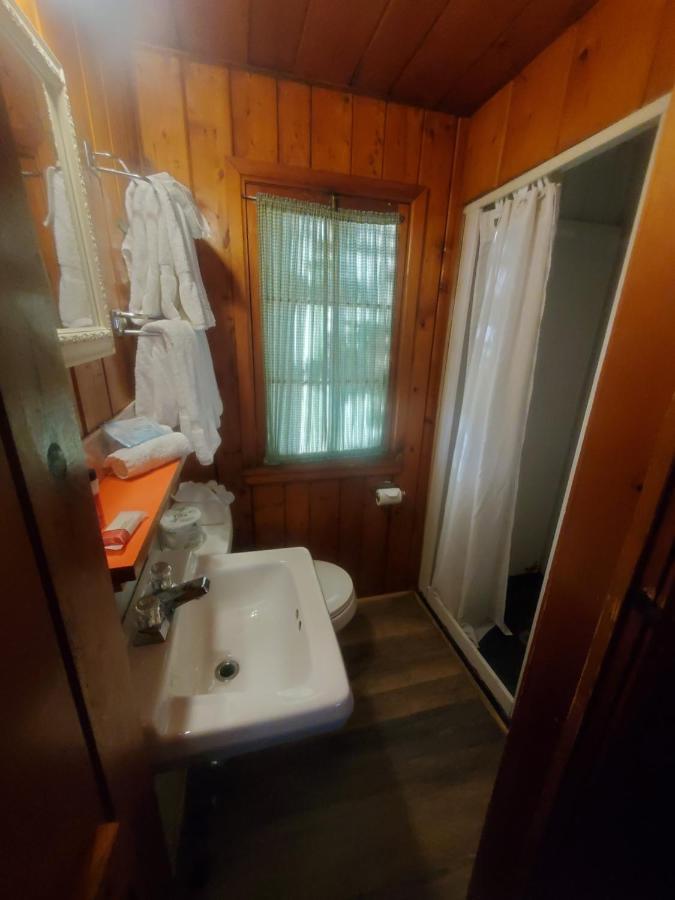 Bayview Lakefront Inn 세인트이그나스 외부 사진