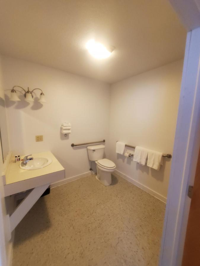 Bayview Lakefront Inn 세인트이그나스 외부 사진