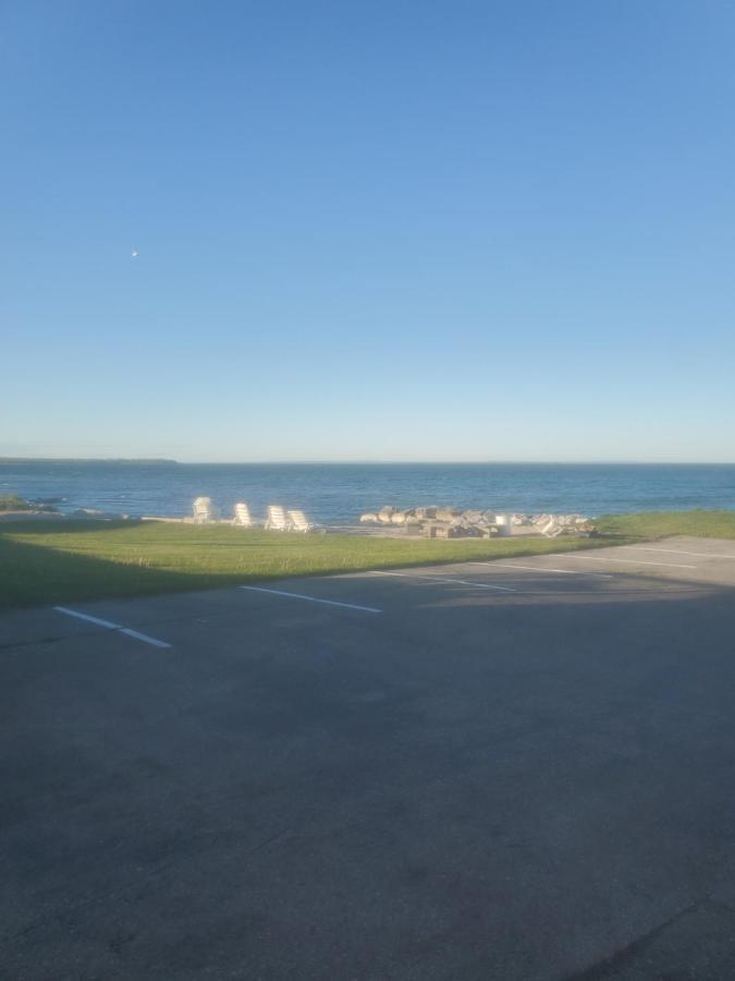 Bayview Lakefront Inn 세인트이그나스 외부 사진