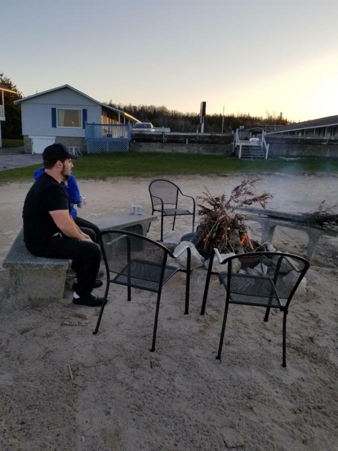 Bayview Lakefront Inn 세인트이그나스 외부 사진